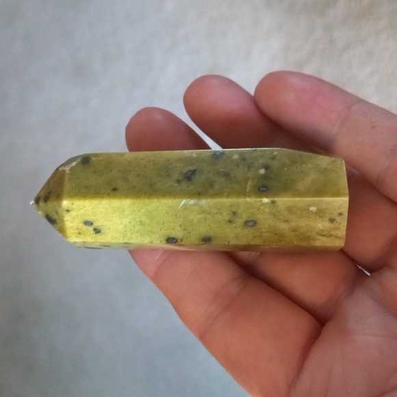 Serpentine Crystal Tower - Picture 4 of 6